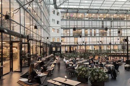 Modernt och rymligt coworking-kontor i centrala Stockholm med ljusgård.
